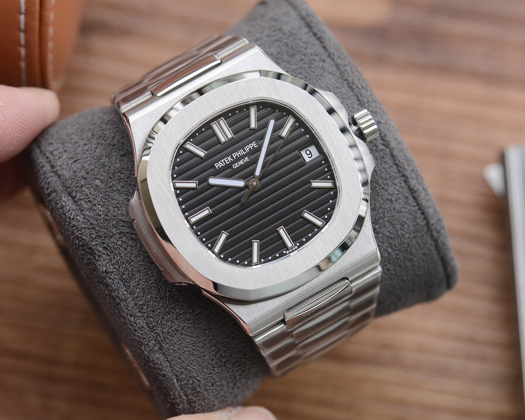 NAUTILUS BLACK DIAL 5711